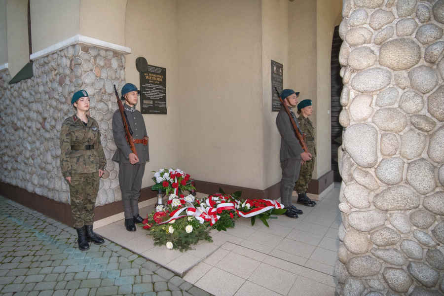 Straż przy okolicznościowej płycie